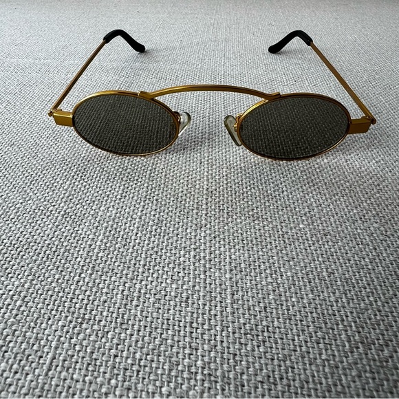 ROBERI & FRAUD Gold Doris 2.0 Sunglasses - Picture 7 of 15